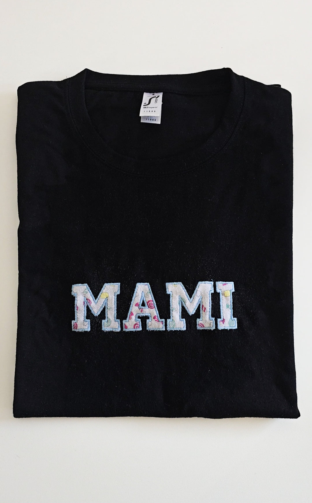 MAMA - napis iz otroškega oblačila