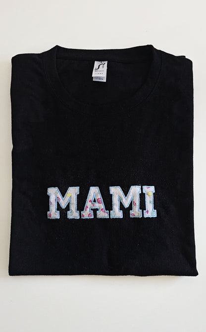 MAMA - napis iz otroškega oblačila