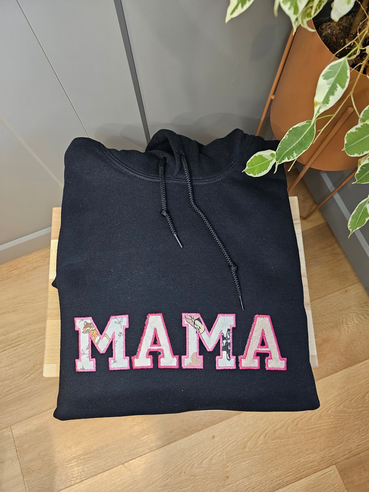 MAMA - napis iz otroškega oblačila