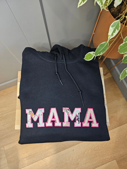 MAMA - napis iz otroškega oblačila