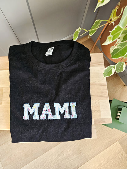 MAMA - napis iz otroškega oblačila